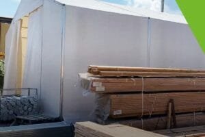 Hoe installeert u een tentpaviljoen op schroefpalen?